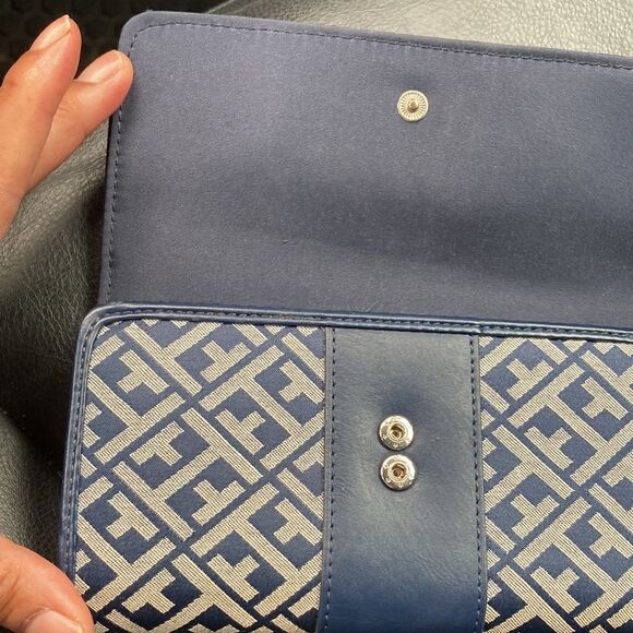 Tommy Hilfiger black cream monogram wallet - Picture 3 of 14